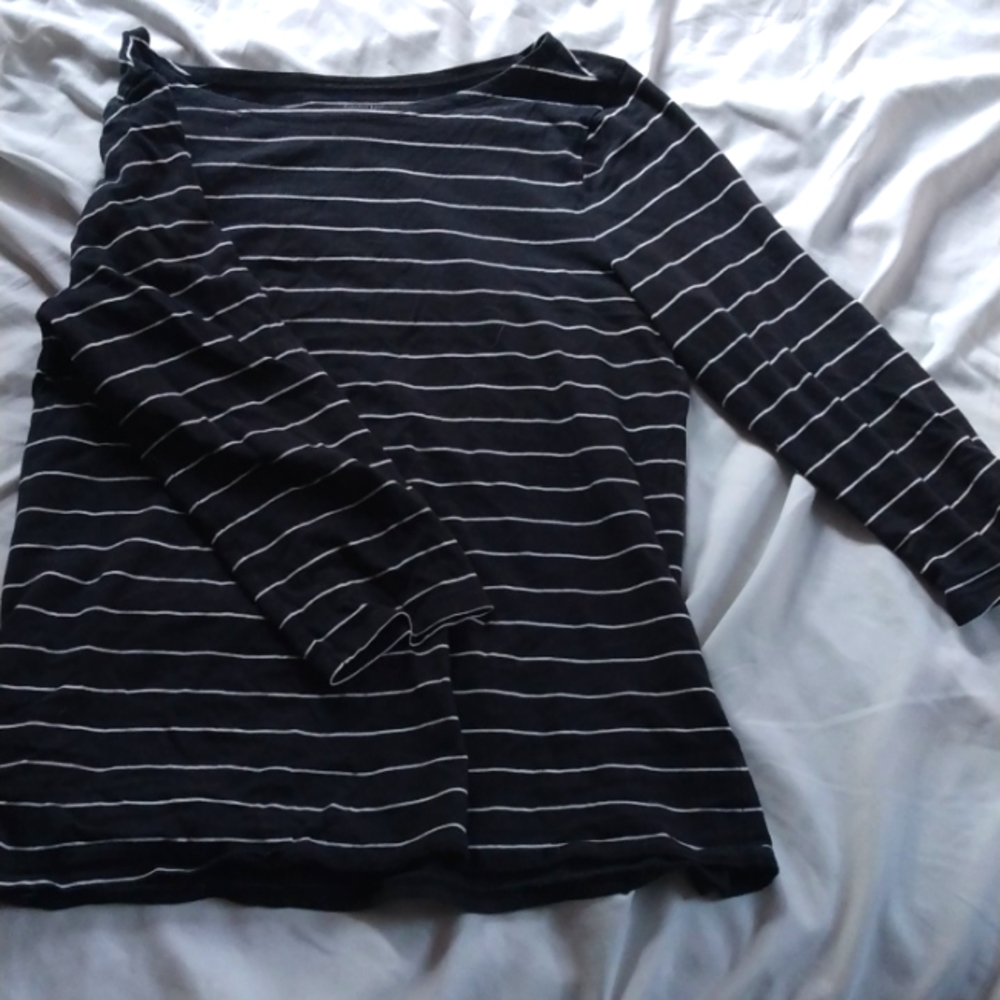 Wide neck mid sleeved shirt